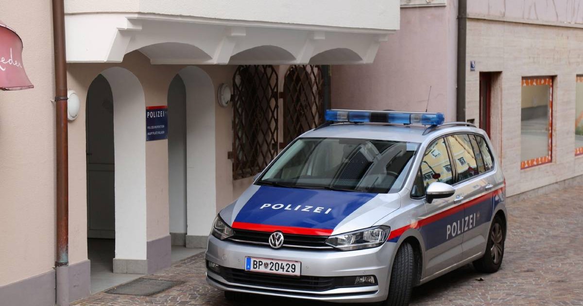 Mașină de patrulă Volkswagen a poliției austriece, parcata pe o stradă, in fata unei cladiri, in Austria.