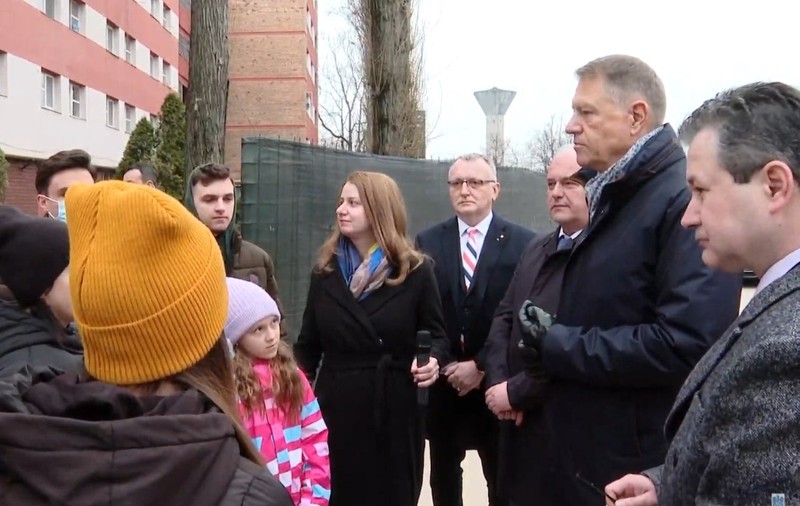 Iohannis, de vorbă cu mai mulți tineri refugiați: Ne dorim să se termine cât se poate de repede acest război absolut aiurea