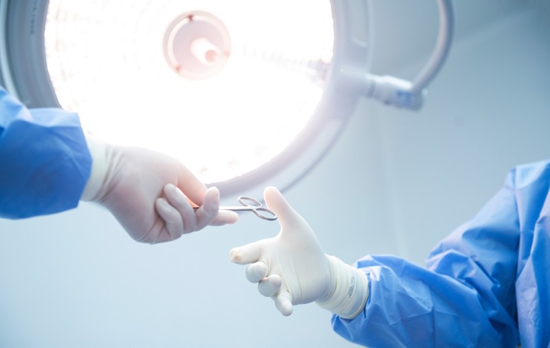 Medicul grec, fără drept de practică, ce a operat o fetiță de 6 luni, amenință Libertatea cu judecata: „Există o cercetare penală care nu s-a finalizat”