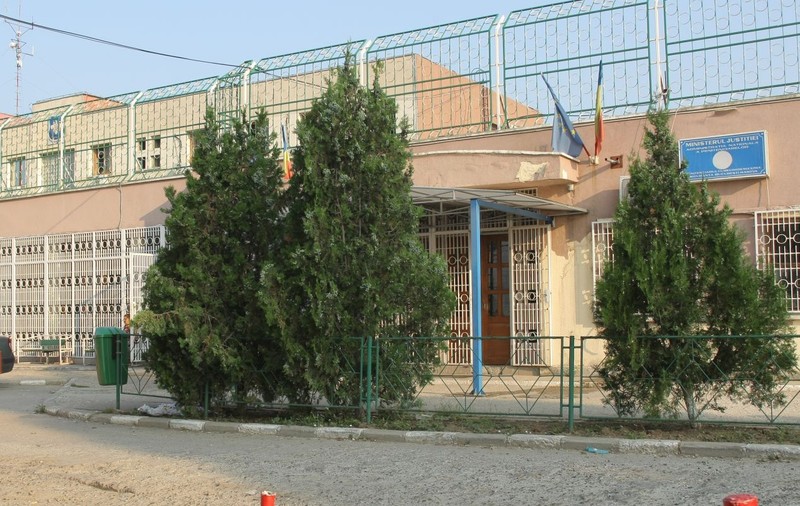 EXCLUSIV/Legați, puși în genunchi și bătuți până au făcut pe ei. Pușcăriașii aduc acuzații grave angajaților Penitenciarului Spital Rahova