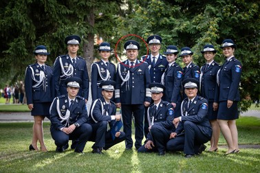 Generalul Ionel Sorin Bălan, alături de absolvenți ai Academiei Forțelor Terestre „Nicolae Bălcescu” din Sibiu și Academiei Tehnice Militare „Ferdinand I” din București, pe 29 iulie 2022. Foto: Facebook / STS