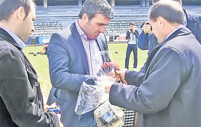 Gică Hagi a primit ouă roșii