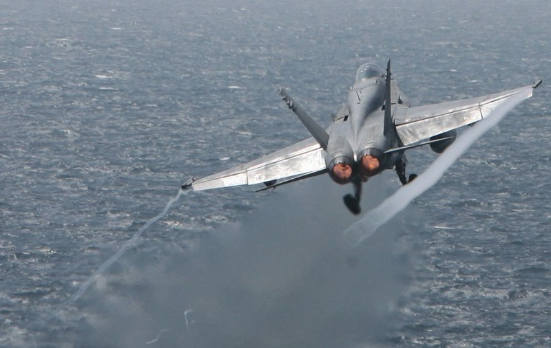 Şapte avioane militare americane au zburat în apropierea bazei militare ruse unde s-ar ascunde Bashar Al-Assad