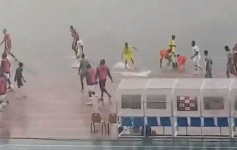 VIDEO / Cea mai mare furtună văzută vreodată a întrerupt derby-ul Congo - DR Congo, din preliminariile Cupei Africii pe Națiuni. ”Parcă ne lua fluviul Congo”