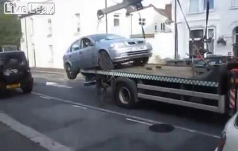 Ne-am făcut IARĂŞI de râs! Uite ce au făcut nişte români la Londra după ce le-a fost confiscată maşina! | VIDEO