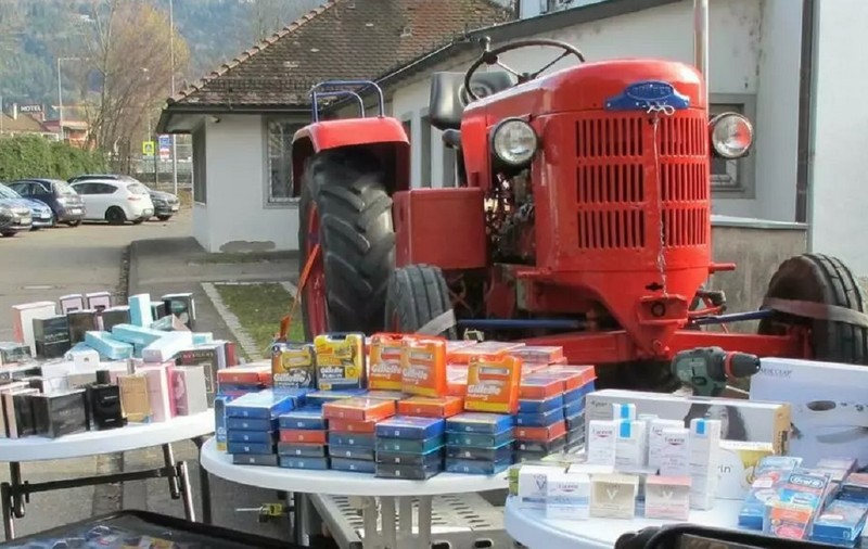 Român lăsat fără tractorul de epocă pe care-l aducea pe platformă, din Elveția. În mașină mai avea și geamantane pline cu parfumuri