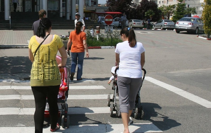 O femeie și copilul ei au fost loviți pe trotuar de o mașină