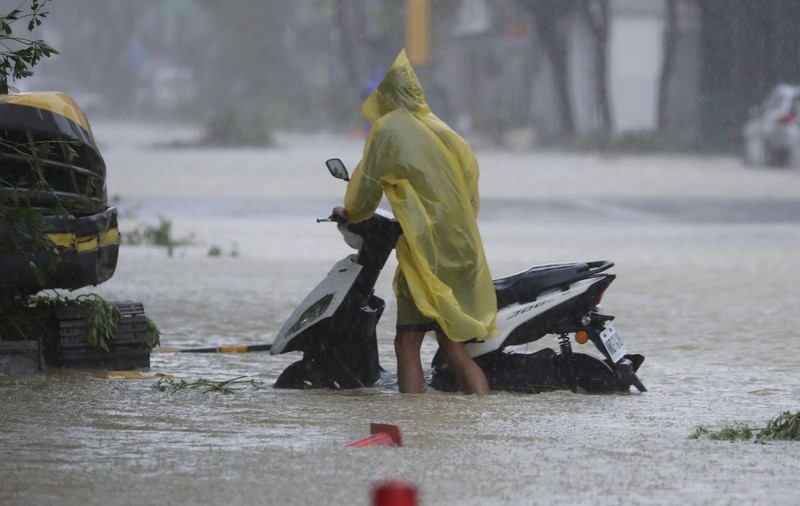 Taifunul Krathon a lovit Taiwanul: doi oameni au murit și 100 sunt răniți. Meteorologii anunță „vânturi cu o forţă distrugătoare”