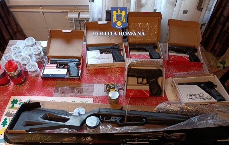 Percheziții în toată țara la o grupare care vindea ilegal arme românilor