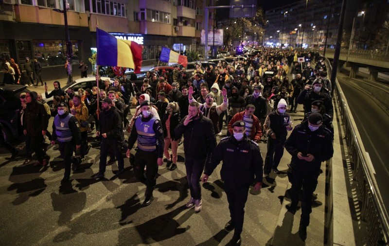 Revoltații de la miezul nopții. Când statul conduce cu „pulanele” și coerciția, cum ați vrea să se nască solidaritatea în societate?!