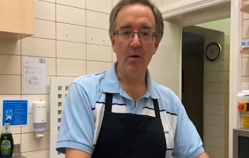 Ambasadorul Marii Britanii în România, Andrew Noble, a răspuns provocării ambasadorului Mihalache şi a gătit sarmale
