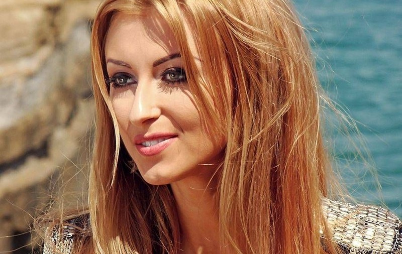 Ai trăit s-o vezi şi pe asta! ANDREEA BĂLAN MĂNÂNCĂ DIN GHIVECI! | FOTO