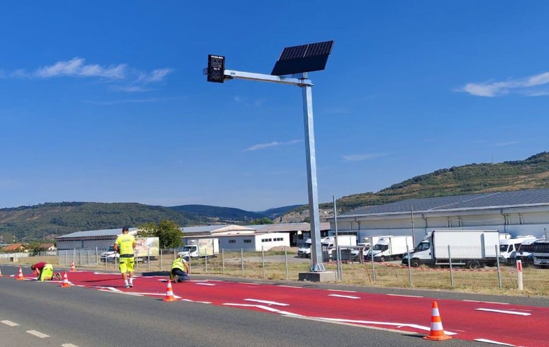 Asfalt roșu și panouri electronice la intrarea în cinci localități din vestul țării. Cum funcționează noul sistem instalat de CNAIR