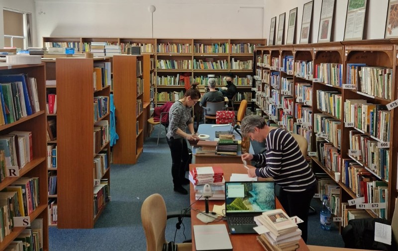 Biblioteca din Oradea s-a digitalizat. Cititorii pot împrumuta cărți 24/7 prin stații de self-service