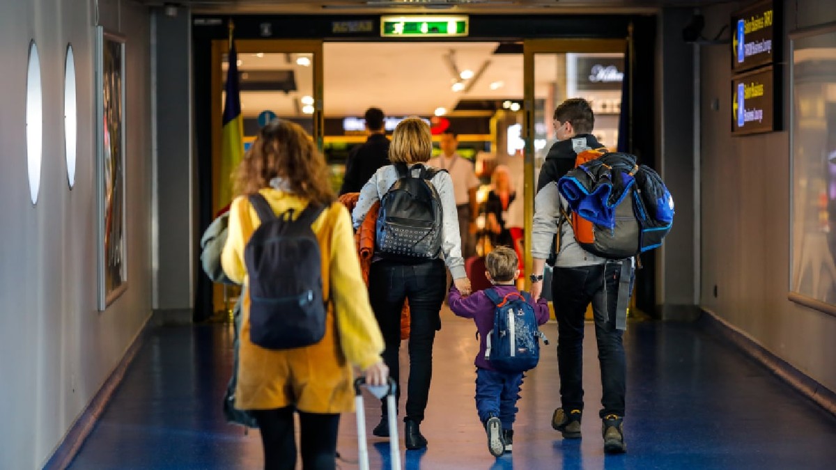 Otopeni, România – 25 februarie 2020: Pasageri în incinta Aeroportului Internațional Henri Coandă, situat în apropierea orașului București, România.