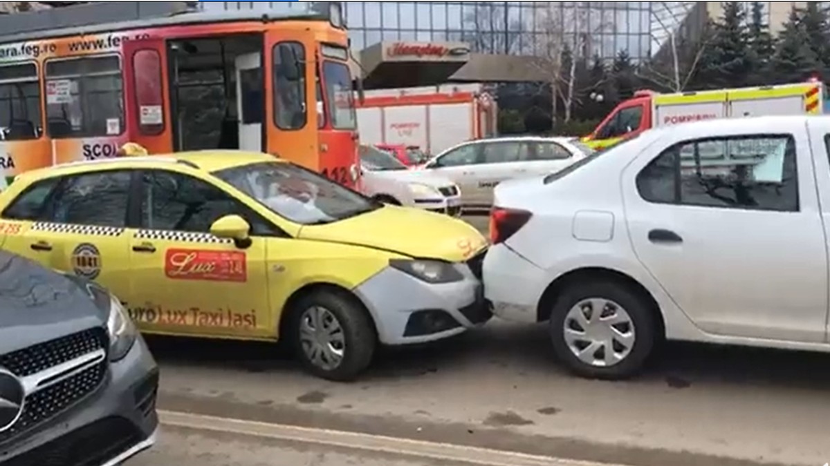 Un tramvai a lovit șase mașini care așteptau la semafor, în centrul Iașului. Vatmanul spune că nu au ținut frânele
