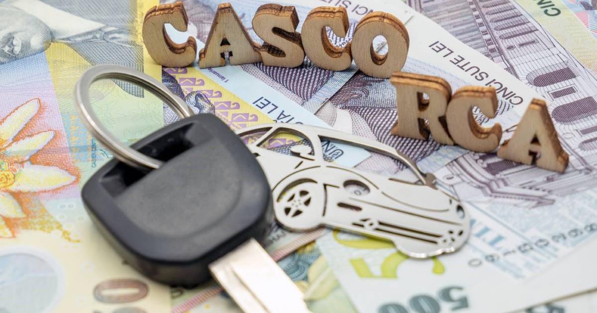 Concept de asigurare auto. cheie auto pe moneda leu românesc și abreviere de emitere