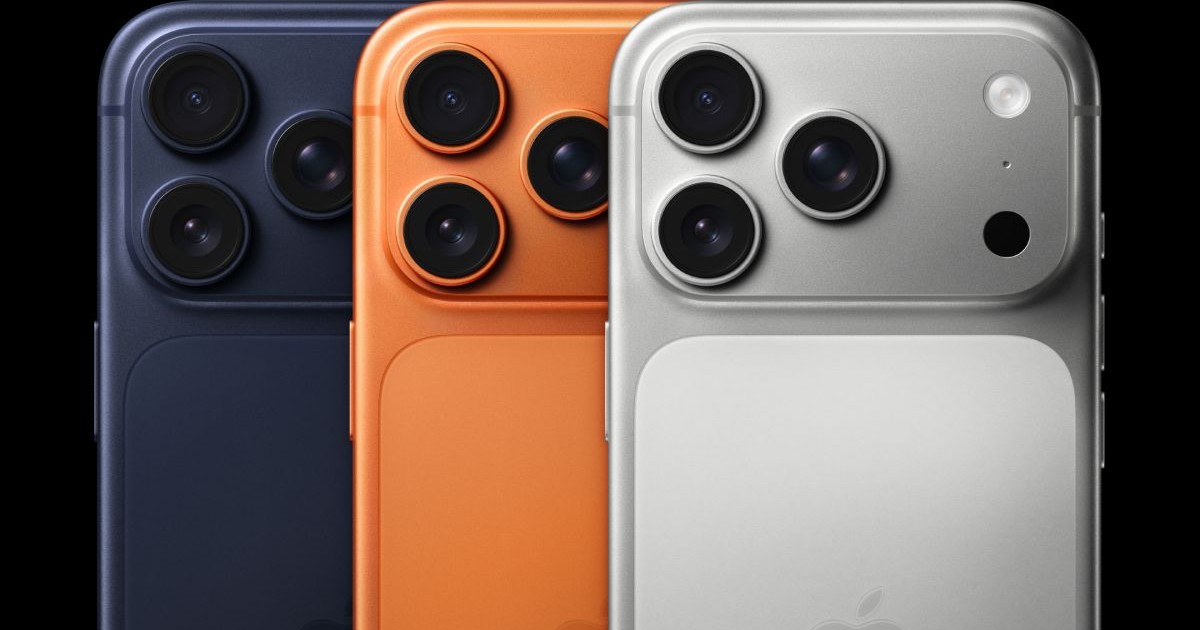 Trei modele iPhone 17 Pro, de culori albastru, portocaliu și gri, prezentate cu partea din spate.