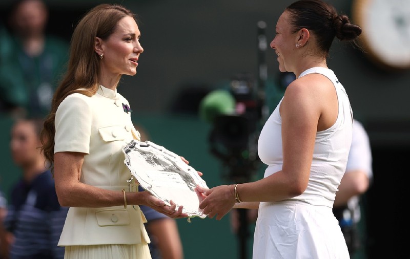 Kate Middleton a consolat-o pe americanca Amanda Anisimova după ce a fost învinsă cu 6-0, 6-0. Swiatek este prima poloneză care a câștigat Wimbledon