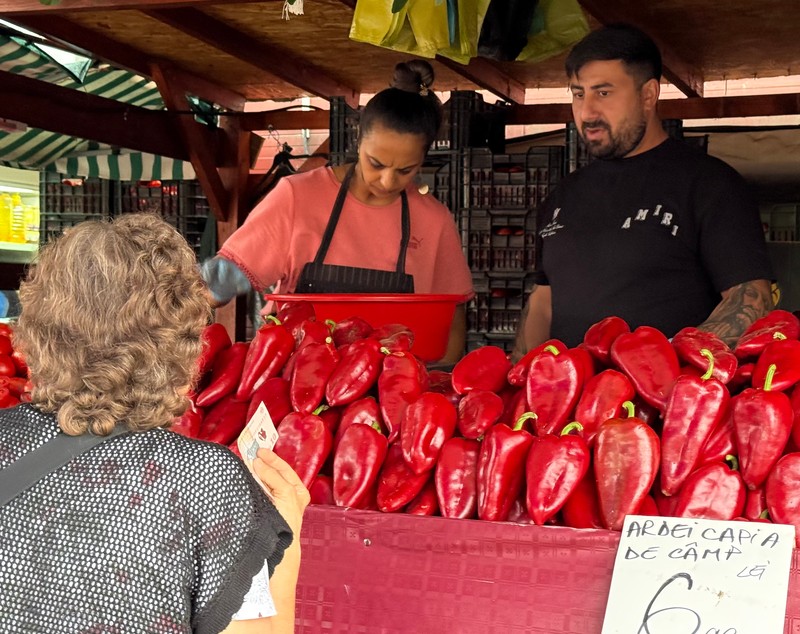 „După un mic cu muștar, hai să-ți dau un gogoșar!”. Reacția unui englez la haosul din Piața Obor, printre munții de vinete și ardei