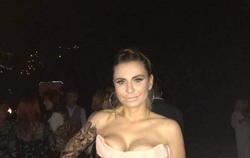 Adina Buzatu a făcut senzație la nunta unei prietene, însă mireasa a avut cu adevărat o apariție spectaculoasă