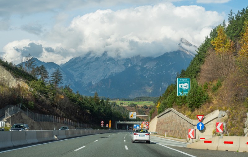 Un șofer prins cu 142 km/h a dovedit că indicatorul cu limita de 50 km/h era montat cu 670 de metri înainte să fie legală interdicția, în Austria