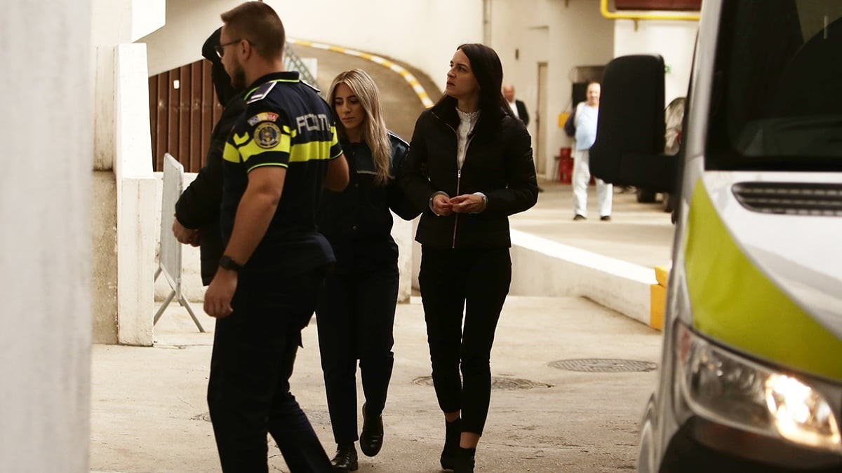 O judecatoare cu catuse la maini este dusă la tribunal de politisti