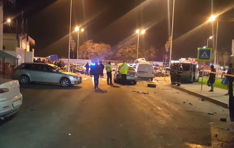 VIDEO | Jaf ca-n filme la Sintești. Tâlharii au dispărut cu 650.000 de lei, după un accident cu 7 mașini