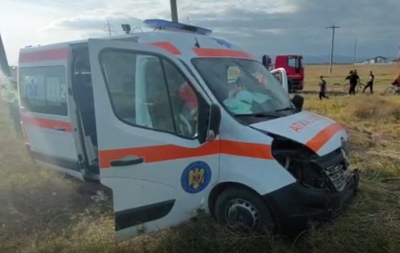 Accident cu cinci victime, dintre care doi copii, în Buzău, după ce o ambulanță a fost lovită de o mașină