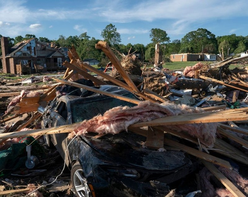 Scene apocaliptice în urma tornadei monstru care a ucis 27 de persoane în Kentucky, Missouri și Virginia