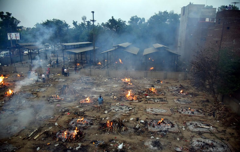 India, aproape de colaps în urma valului COVID. Parcări transformate în incineratoare