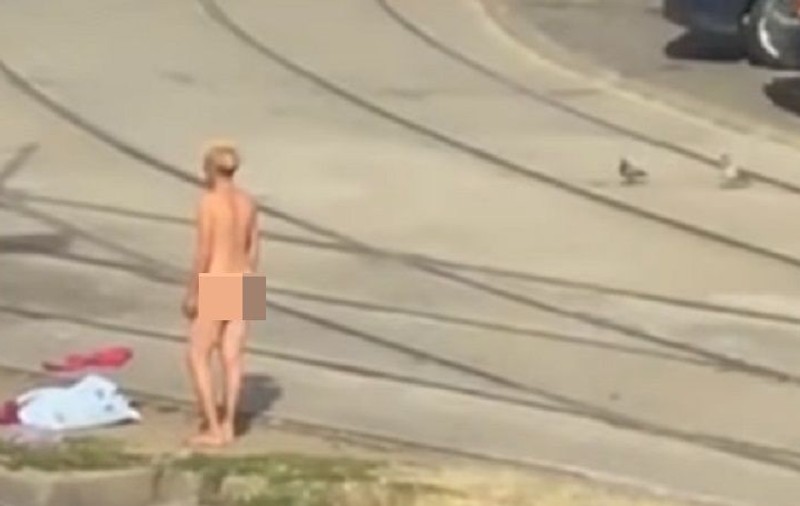 VIDEO| O femeie s-a dezbrăcat în pielea goală în mijlocul unei intersecții din Timișoara