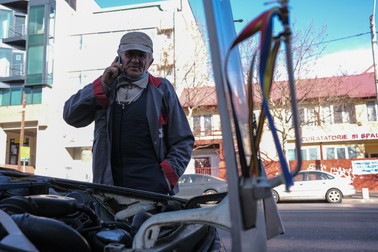 Pentru a completa pensia de 1.394 de lei, nea Iulică se ocupă de reciclarea plasticului, a sticlei și a fierului