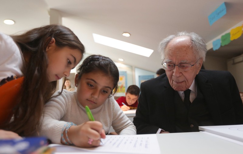 GALERIE FOTO / "Ora de Caligrafie", pentru copiii din familii de refugiaţi. Mihai Șora și Medeea Marinescu, printre invitați