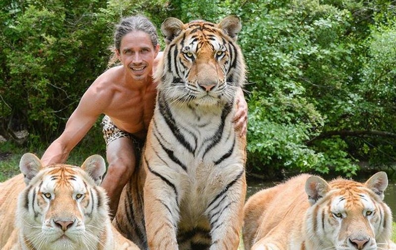VIDEO |„Tarzan” din Statele Unite are cont pe Instagram. Postează clipuri când face duș cu maimuțele și se plimbă cu elefantul prin pădure