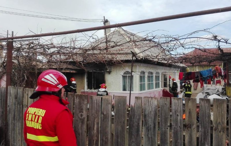 Incendiu puternic la o casă din Neamț. Flăcările s-au extins și la o anexă a gospodăriei