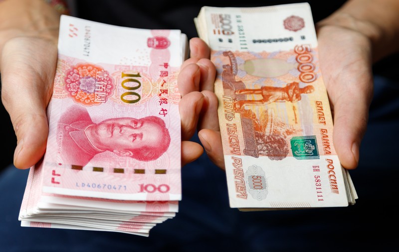 Cum ajută China pe tăcute la căderea rublei. Unde a mai fost lăsată Moscova în ofsaid de Beijing