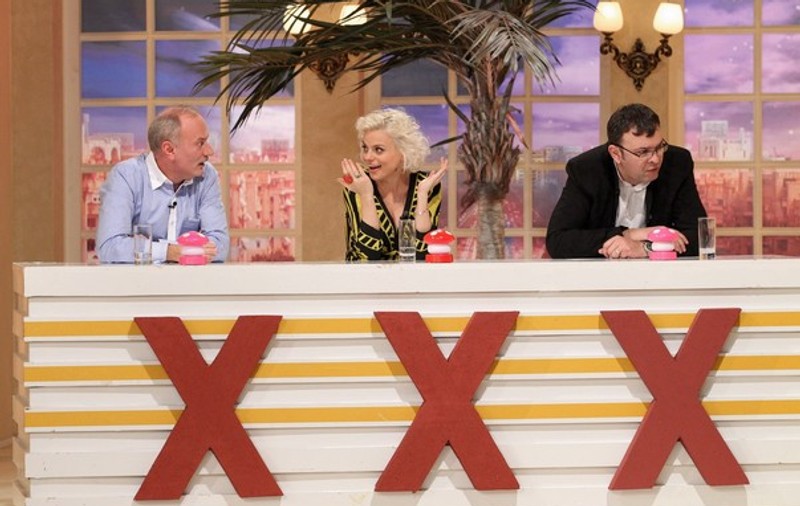 Monica Anghel cântă în finala-parodie “Românii n-au talent”