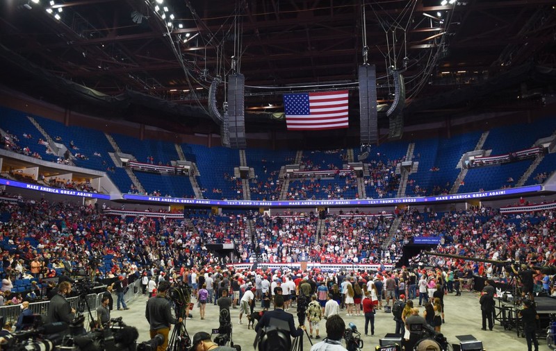 Trump, întâmpinat de o sală parțial goală, la întoarcerea în campania electorală. Marele miting din Tulsa, un semi-eșec