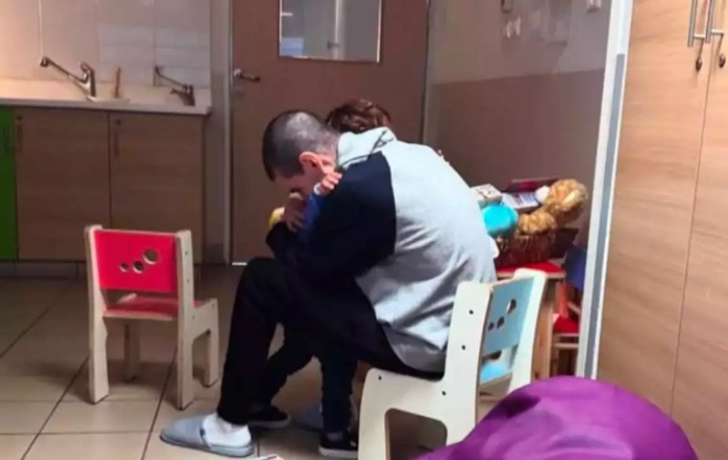 Reîntâlnirea copleșitoare dintre un ostatic israelian eliberat și fiul său de 3 ani: „Tati, te iubesc, dar mami nu se mai întoarce”. Femeia a fost ucisă de Hamas