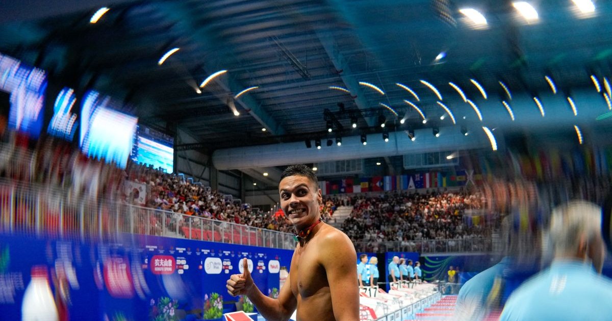David Popovici ridică degetul mare în sus, după semifinala din proba de 100 metri liber de la Mondialul din Singapore, 30 iulie 2025