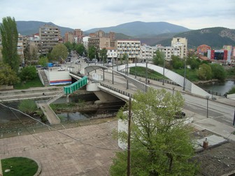 Podul din Mitrovița leagă sudul locuit de albanezi de nordul locuit de sârbi și este o graniță neoficială în interiorul țării |&nbsp; Foto: Wikipedia