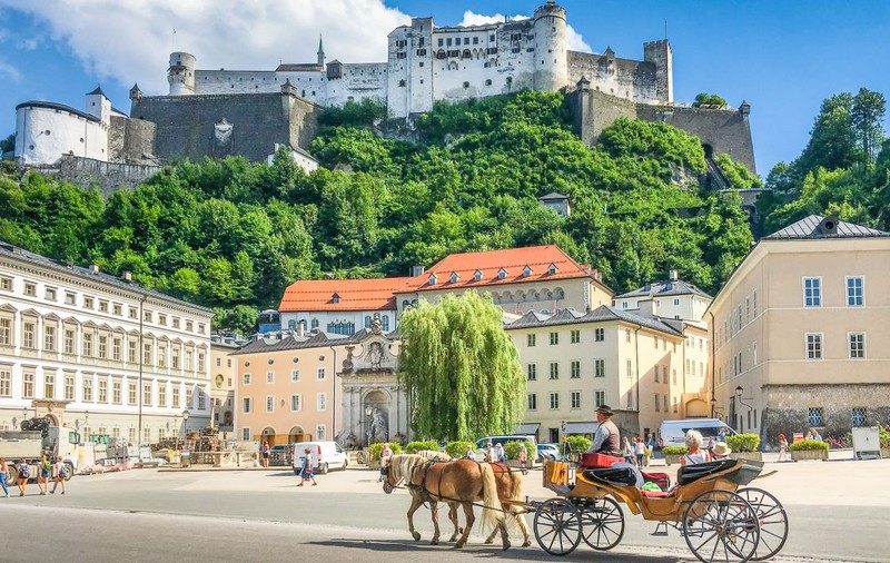 Un oraș din Europa interzice turiștilor să intre cu mașina, vara, în centrul istoric. Ce amenzi riscă șoferii