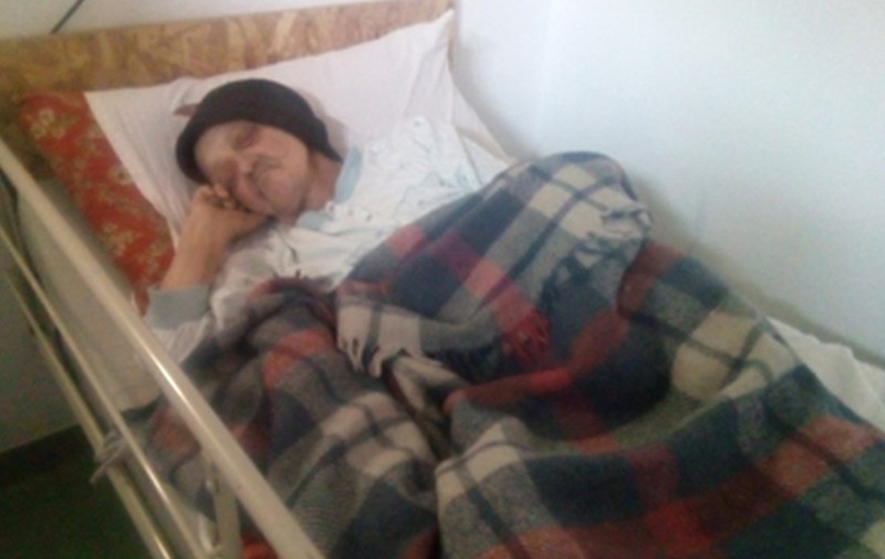 O bătrână din Câmpulung este îngrijită din mila medicilor. E oarbă și a rămas singură pe lume