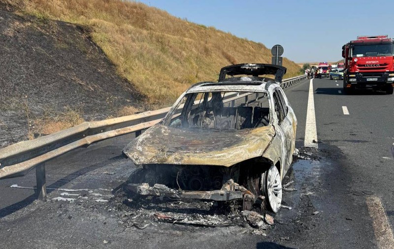 A luat foc o mașină pe Autostrada A2. Traficul este oprit pe sensul către București. Incendiul s-a extins și la vegetația uscată
