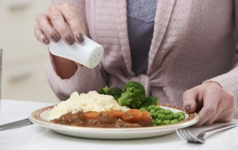 Unde preferă românii să consume prânzul, la serviciu. Suntem în topul angajaților din Europa