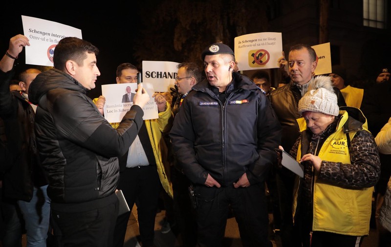 Protest AUR la ambasada Austriei din București. George Simion și simpatizanții săi, scandări împotriva politicienilor din coaliție