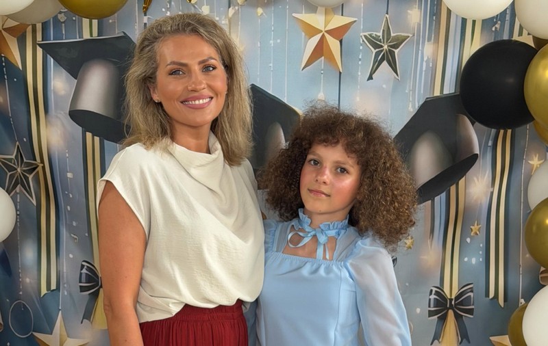 Imagini adorabile cu Carla, fiica Mirelei Vaida. Cum și-a făcut apariția la banchetul de clasa a IV-a: „Sandalele cu toc mai pot aștepta”
