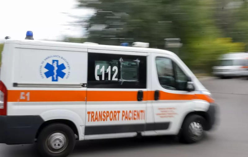 Biciclist operat de mai multe ori la coloană, după ce a fost lovit de un TIR care nu acordase prioritate în Oradea