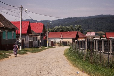 Pe drumurile din Augustin, rar întâlneşti câte un om